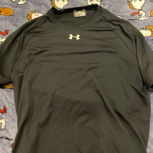 Under Armour t shirt heat gear loose fit size large
